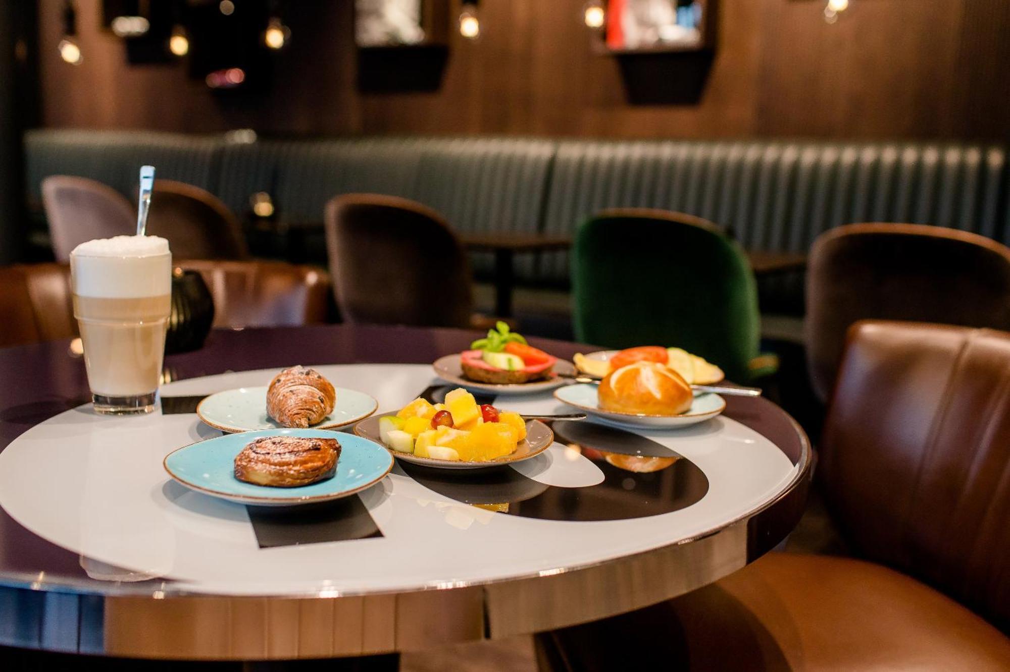 Motel One Frankfurt-Eastside Frankfurt am Main Bagian luar foto
