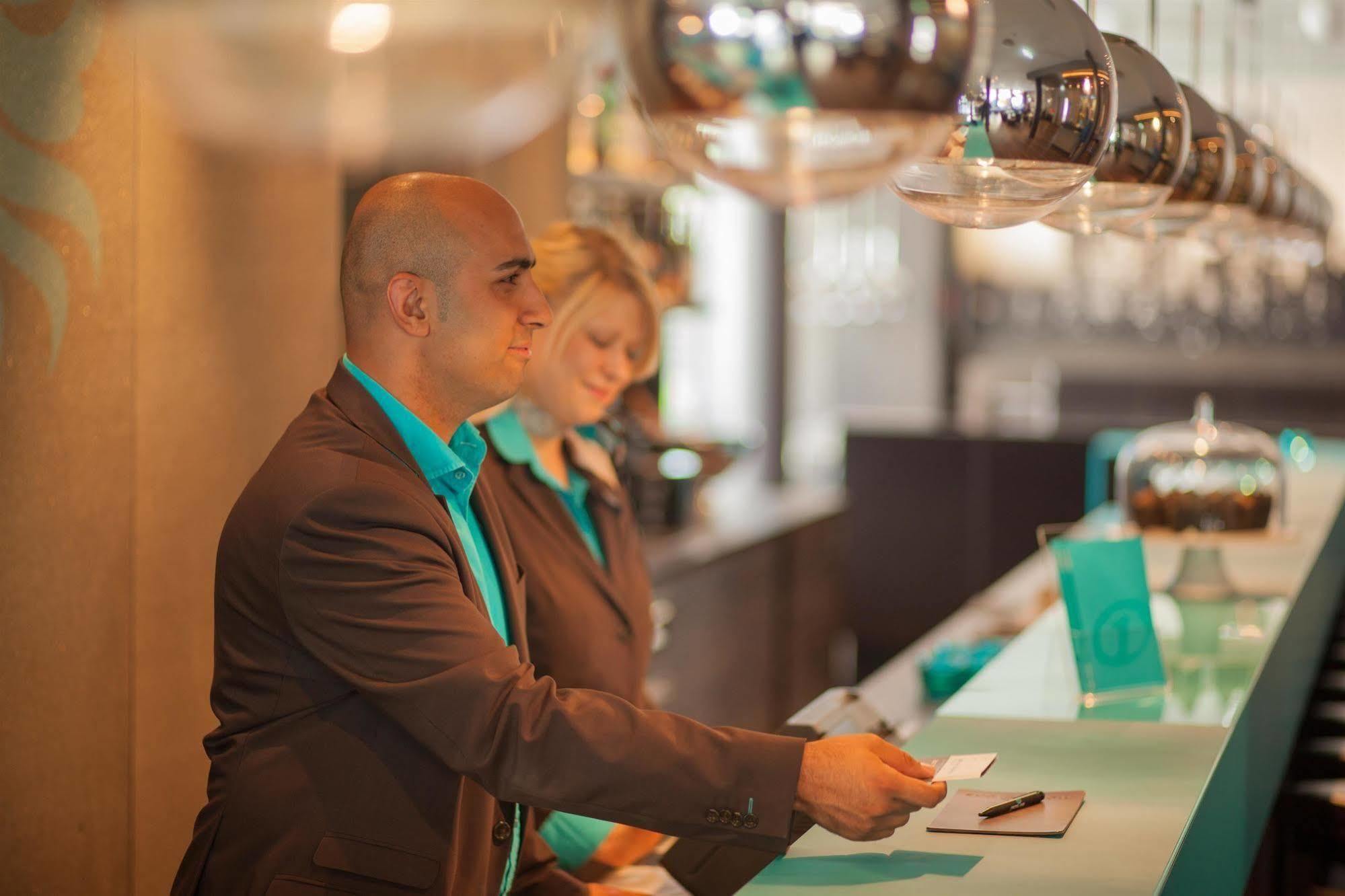 Motel One Frankfurt-Eastside Frankfurt am Main Bagian luar foto